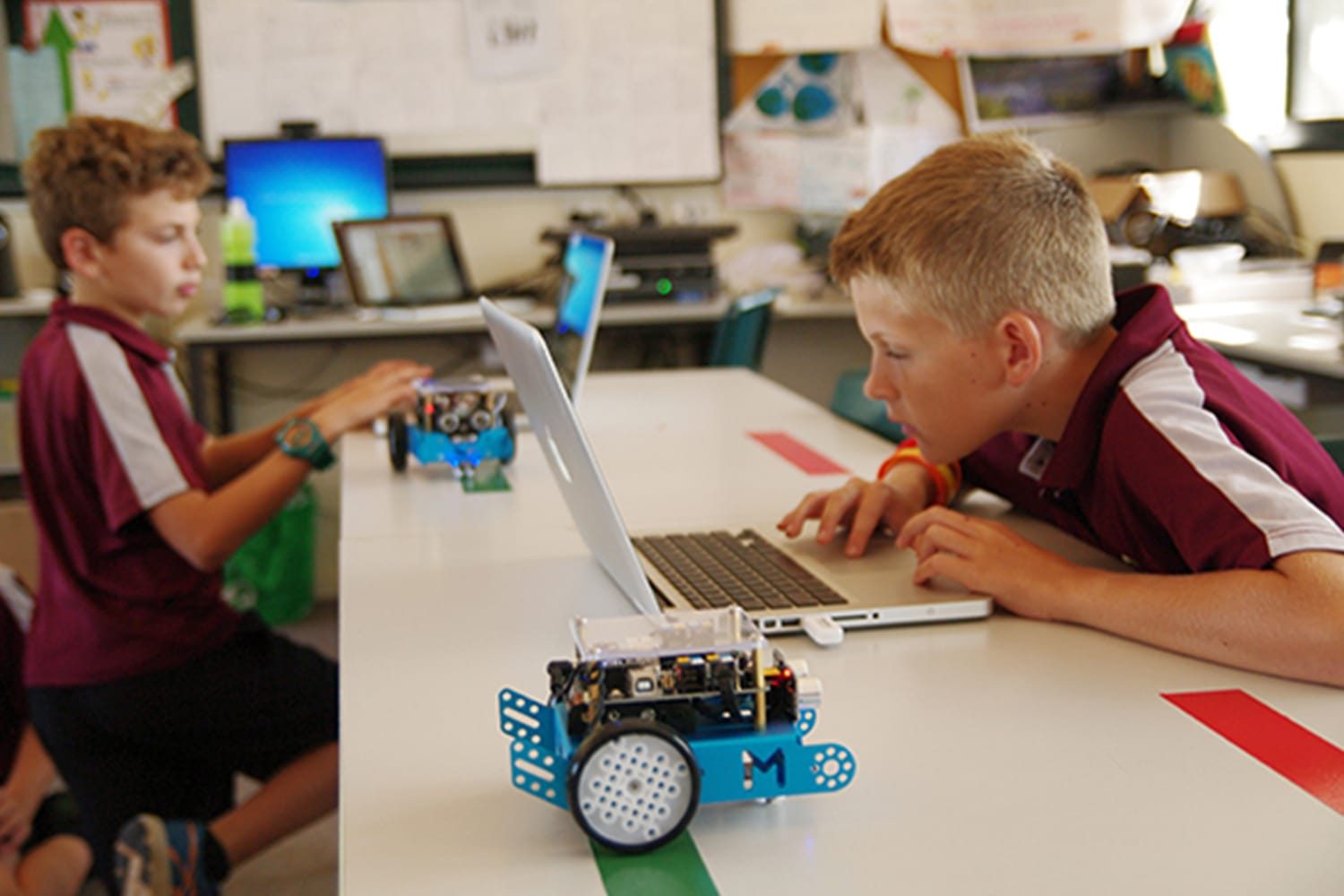 Djeca uče robotiku na kursu – Makeblock robot – E-akademija