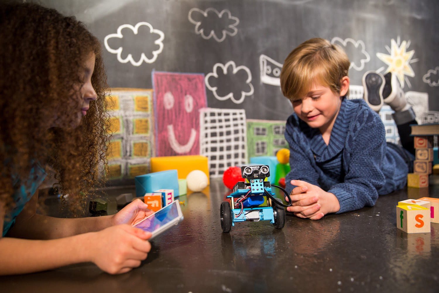 Djeca programiraju robota na profesionalnom robotika kursu – E-akademija